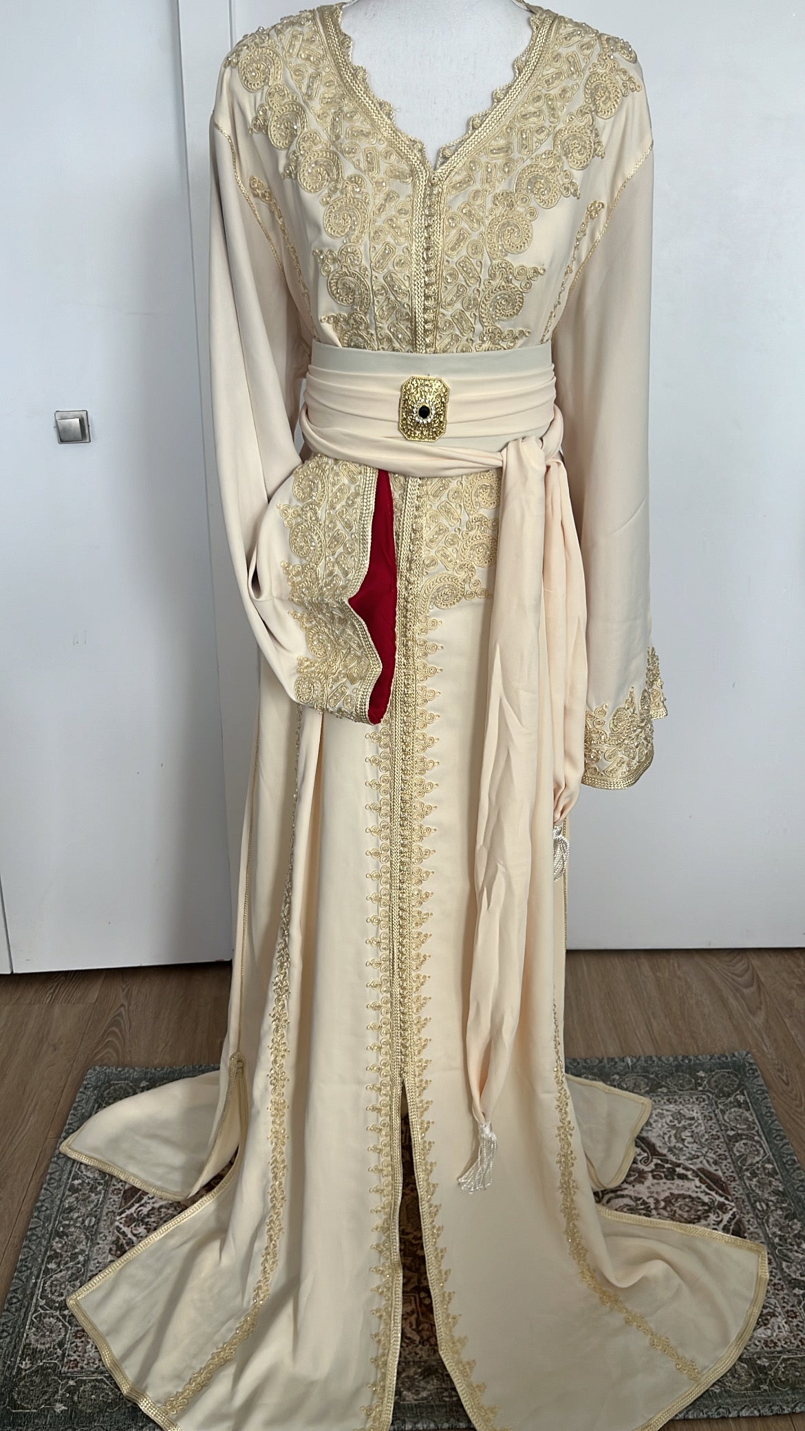 Caftan crème doublure en rouge Yasmina