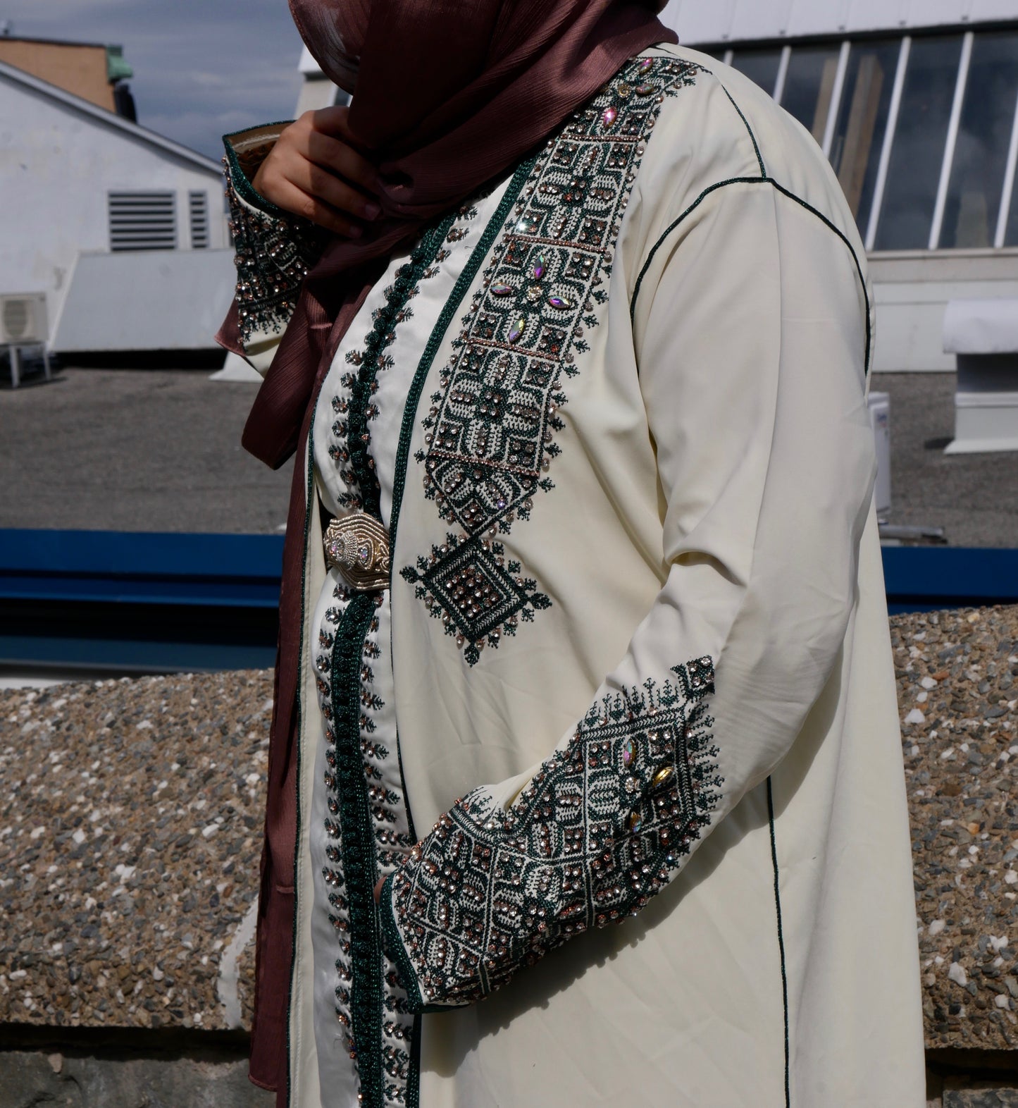 Caftan crème broderie vert fôret Aya