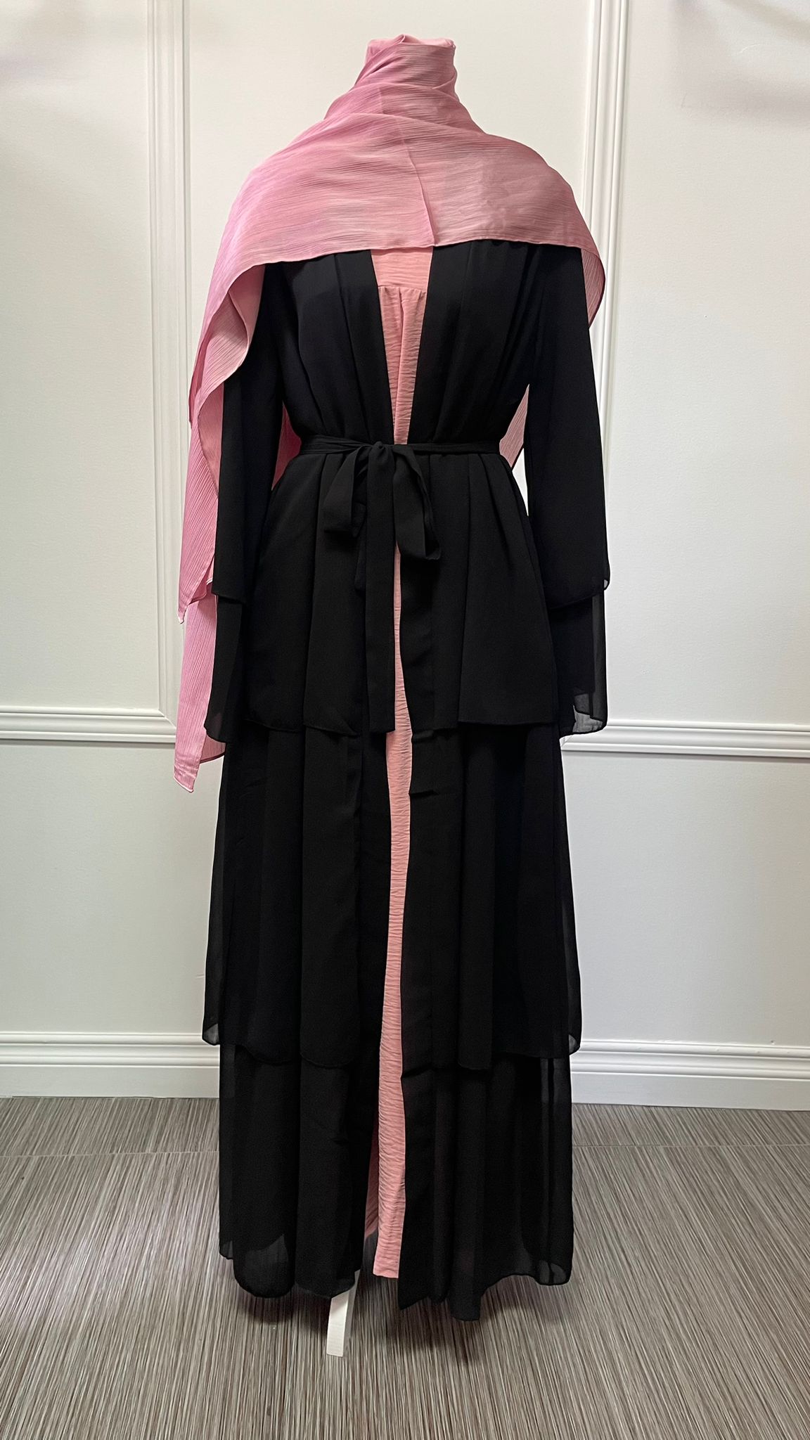 Abaya à volant noir. chiffon