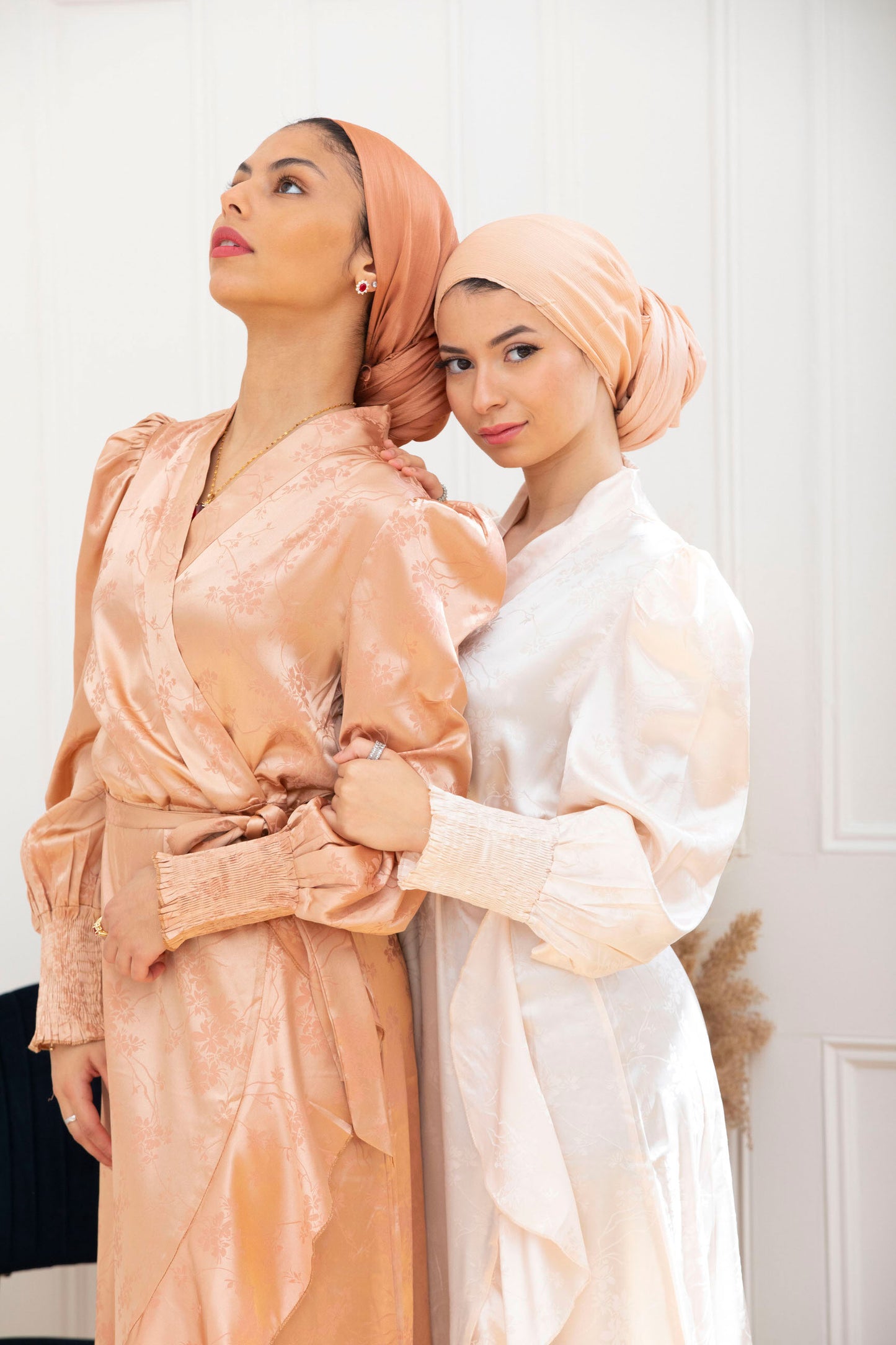 Robe maxi cache-coeur en satin Ivoire