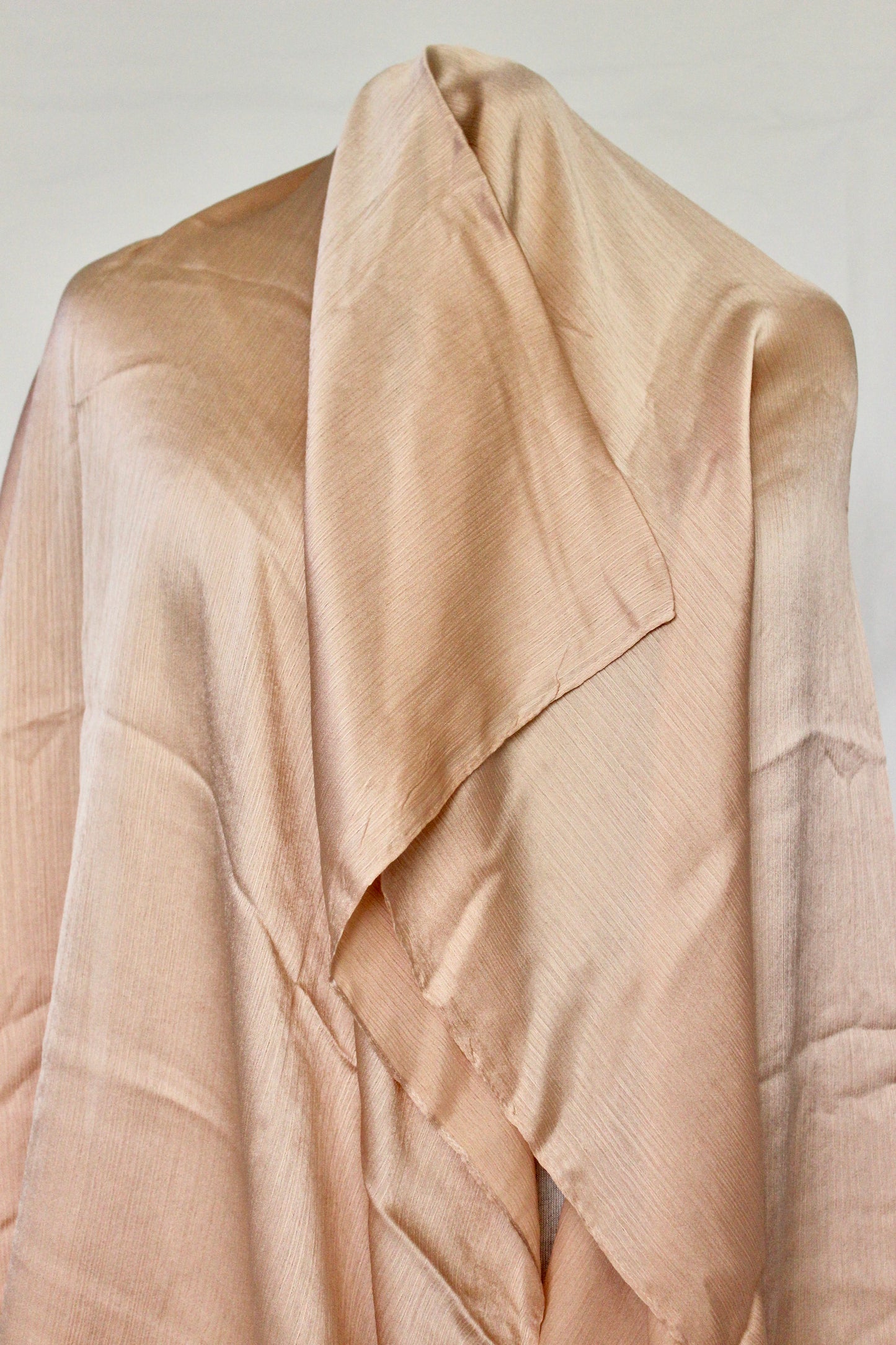 Hijab satin texture pêche