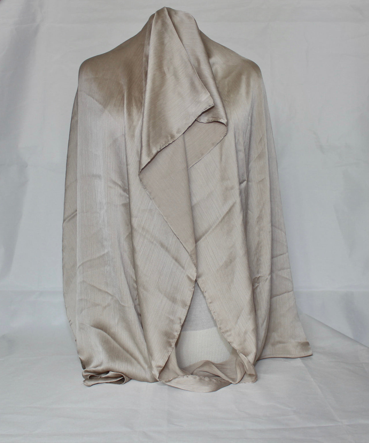 Hijab satin texture beige gris