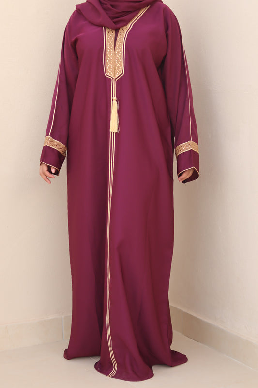 Abaya bordeau Aliya . embellissement avec hijab