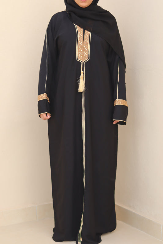 Abaya charbon Aliya . embellissement avec hijab